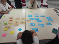 Atelier fresque de la santé mentale : cartes et post-it disposés sur la table